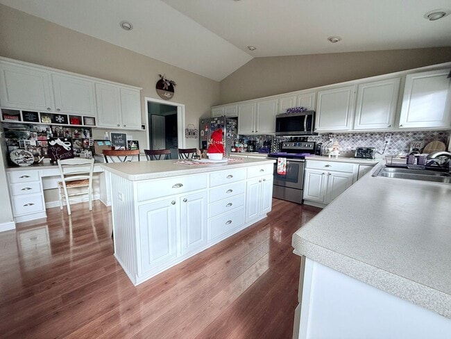 Building Photo - 5 Bed 3 Bath House in Waverly, IA