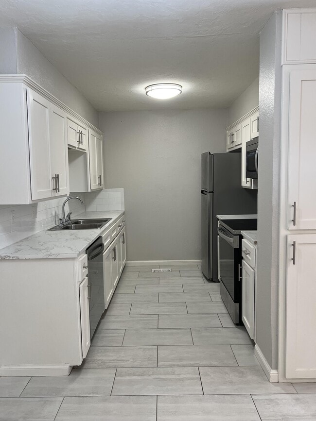 Building Photo - 2241 Donna Dr