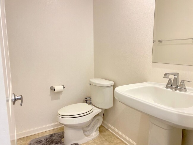 Building Photo - Modern Coastal Living – 2-Bed, 2.5-Bath Ho...