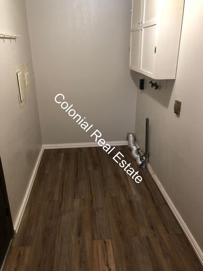 Building Photo - 3 bedroom 1 bathroom nicely updated home i...