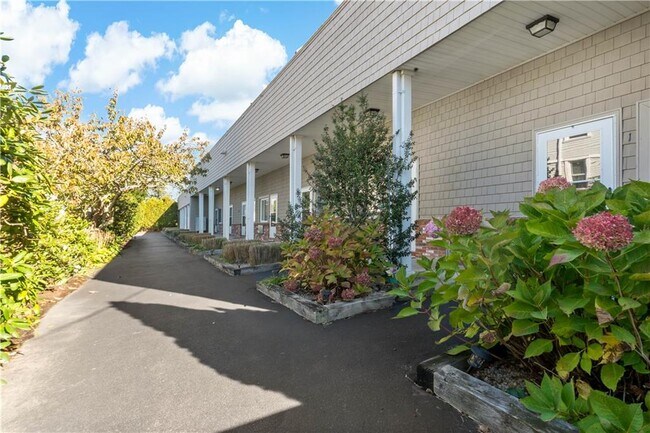 Building Photo - 26-30-30 W Narragansett Ave