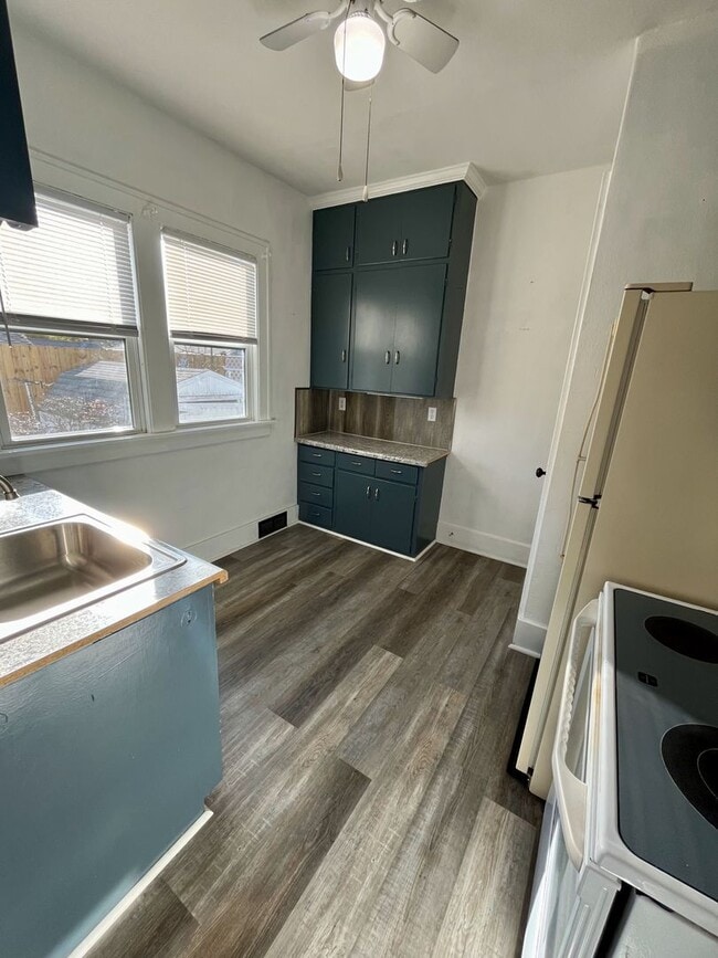 Building Photo - Main St. in Cedar Falls-2bd/1ba House