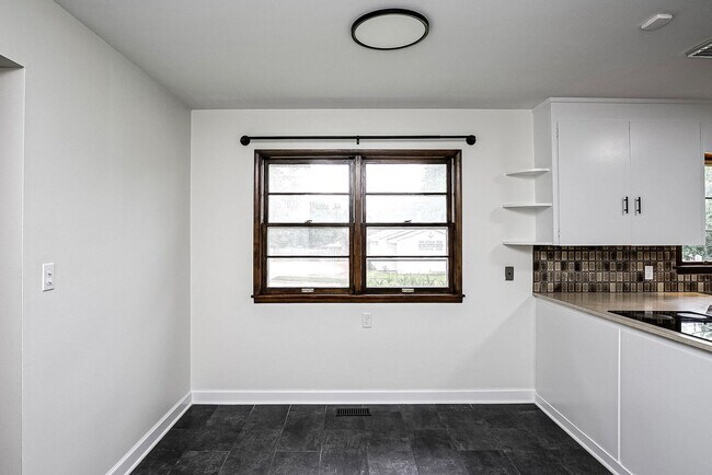 Building Photo - Beautiful 3-Bed, 2-Bath Home in West Omaha!
