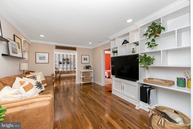 Building Photo - 22 W 6th Ave