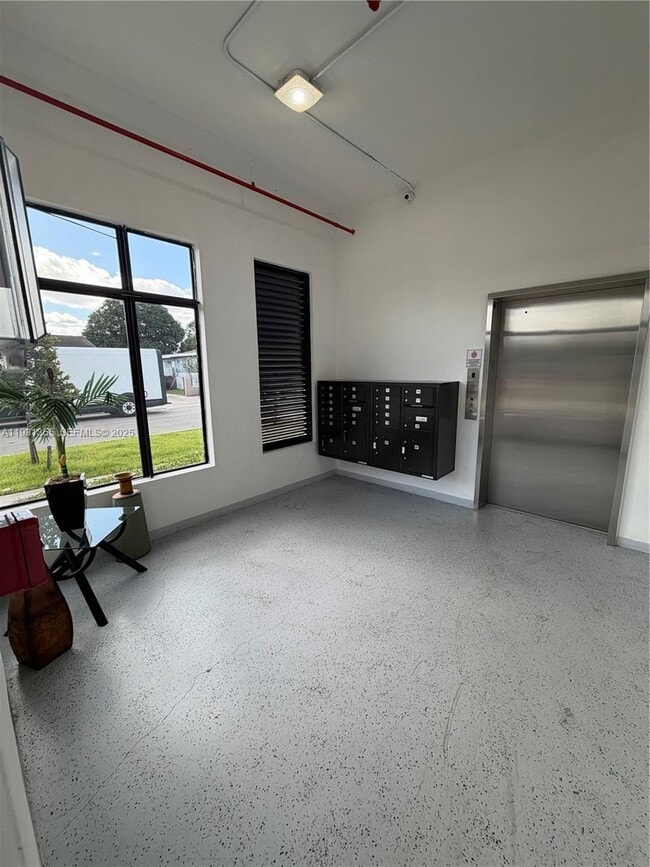 Building Photo - 853 E 24th St