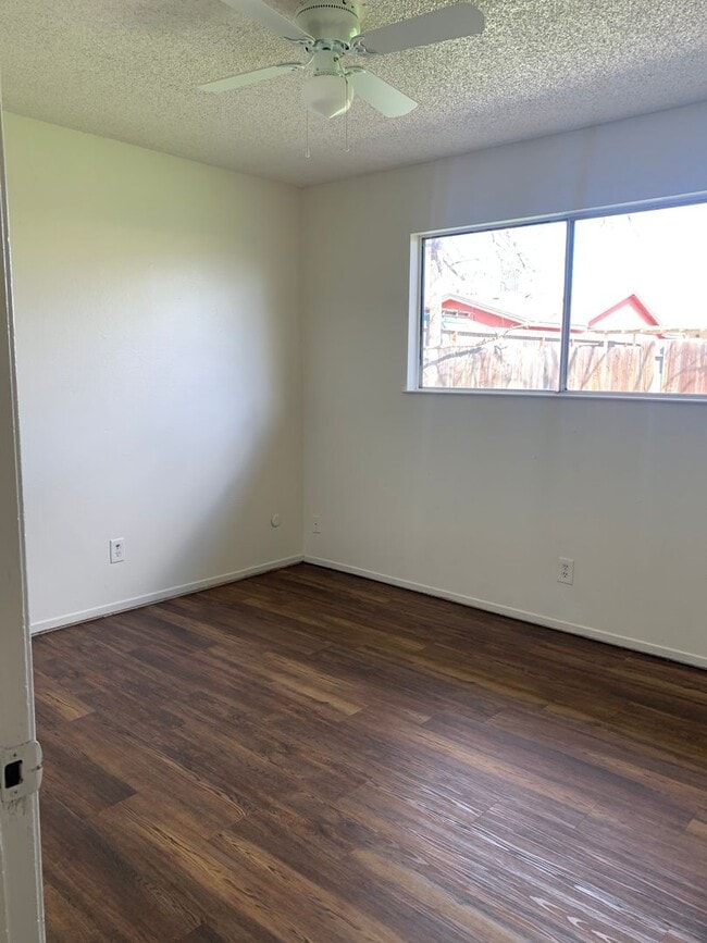 Building Photo - 3 bed 2 bath