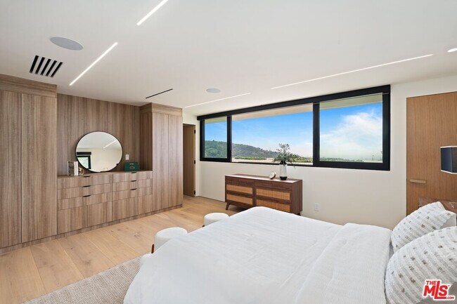 Building Photo - 2501 Banyan Dr