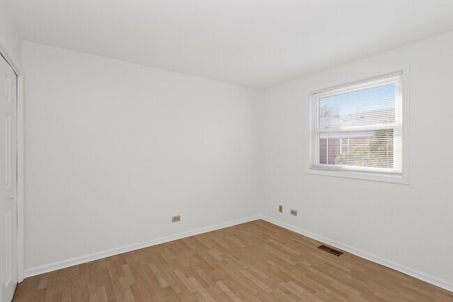 Building Photo - 2122 Rugen Rd