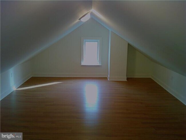 Building Photo - 922 Delmont Dr