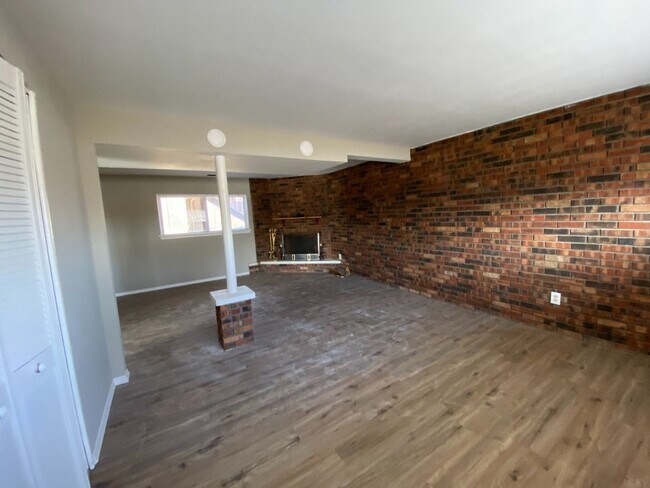 Building Photo - Charming 3 Bedroom with Great Yard