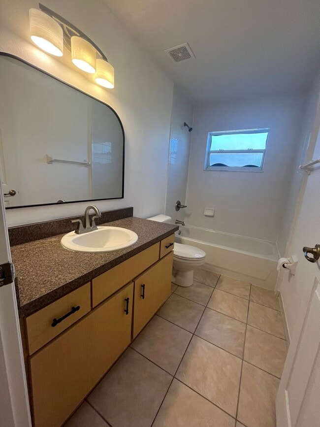 Building Photo - Charming 2 bedroom, 2 bathroom dulplex loc...