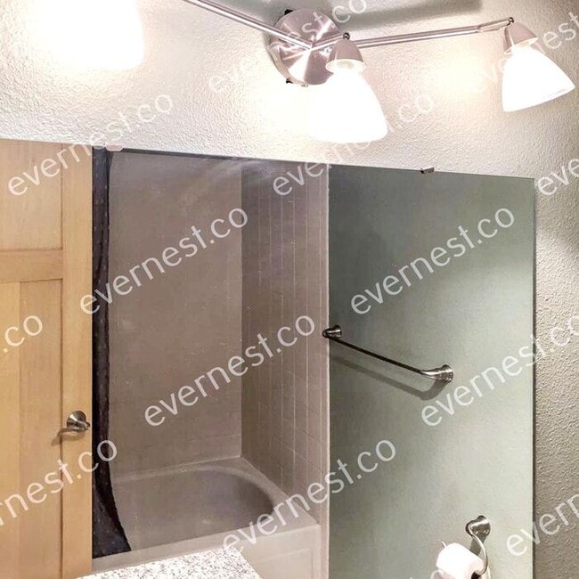 Building Photo - Charming Townhome with Fireplace and Conve...