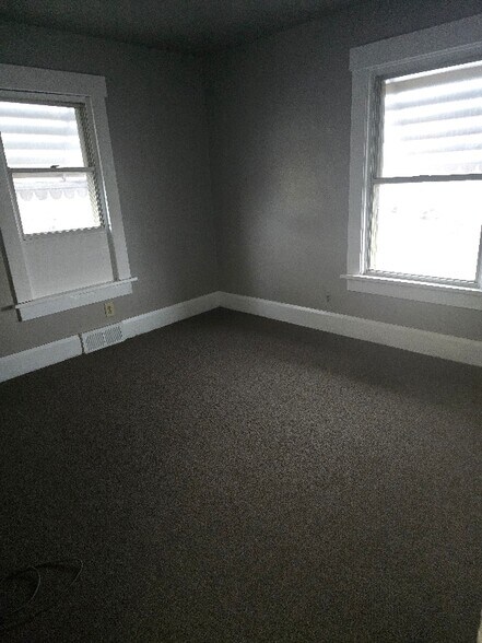 Building Photo - 2543 Mahoning Rd NE