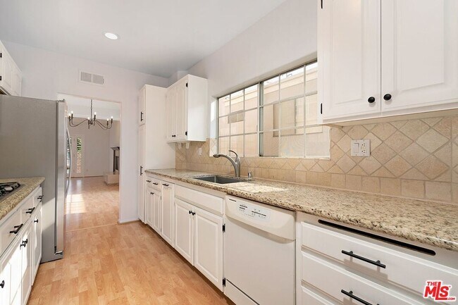 Building Photo - 2205 S Bentley Ave