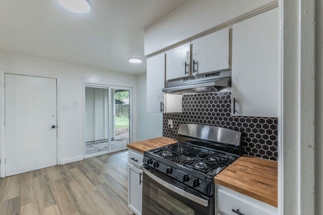Building Photo - Remodeled 2BR Home w/ Fenced Yard – Only $1395