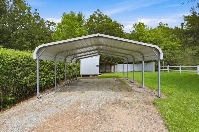 Building Photo - 715 Larry Ave
