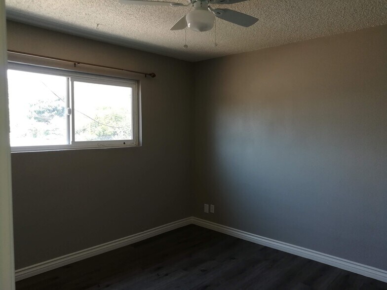 Building Photo - 7549 N Hollywood Way