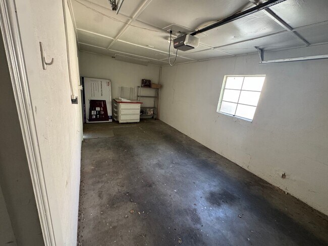 Building Photo - Great Location 2 Bed 1 Bath!