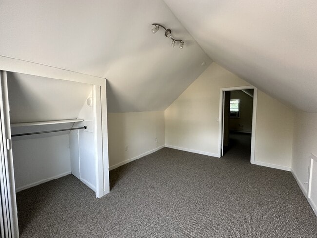Building Photo - 128 Grove Pl