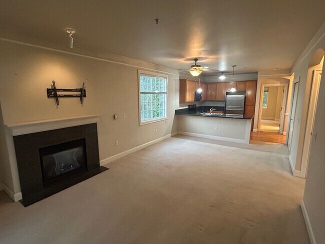 Building Photo - 2B, 2BA Top-Floor condo in South Renton wi...