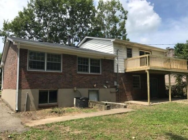 Building Photo - 653 Bishop Dr