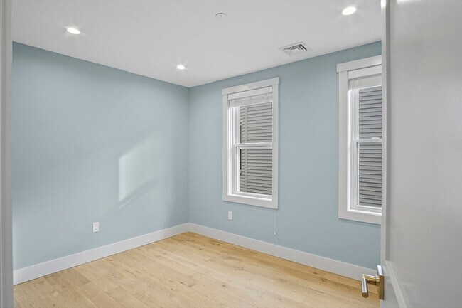 Building Photo - 26 Crescent Ave