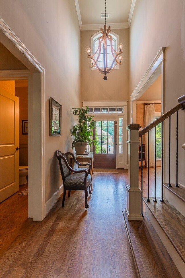 Building Photo - Fully Furnished Home!
