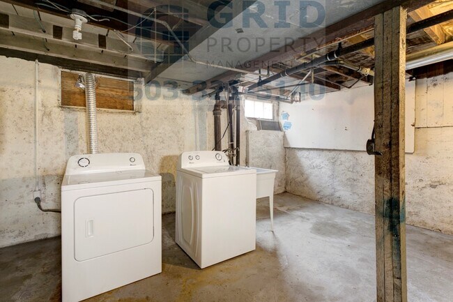 Building Photo - Charming 2 Bedroom Bungalow Available in Northeast Portland!