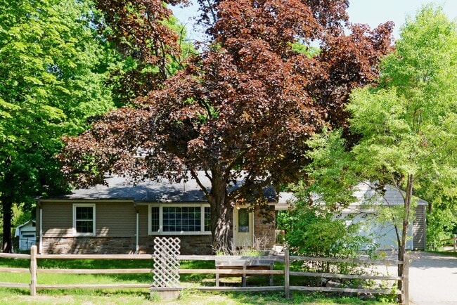 Building Photo - Beautiful 4 Bed 2.5 Bath Home in Minnetonka!