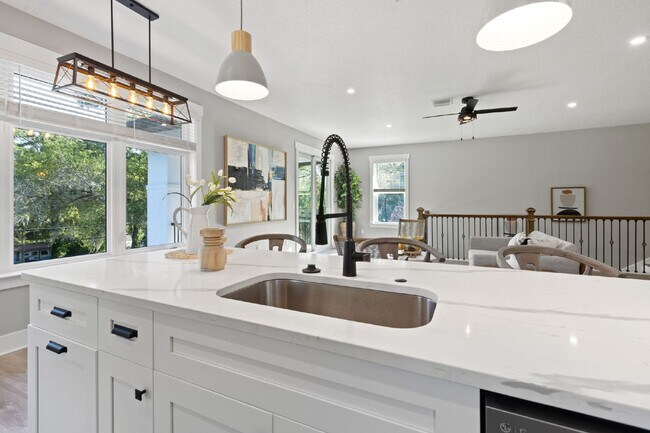 Building Photo - Charming Tampa Rental - Perfectly Located ...