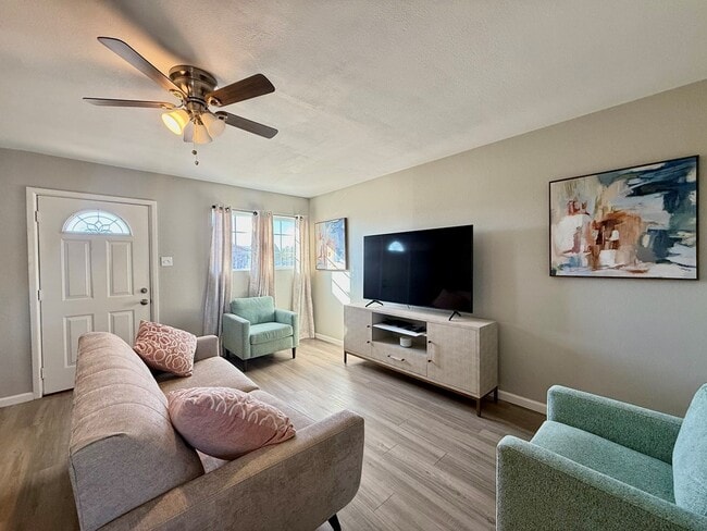 Building Photo - 303 Fiesta Ave