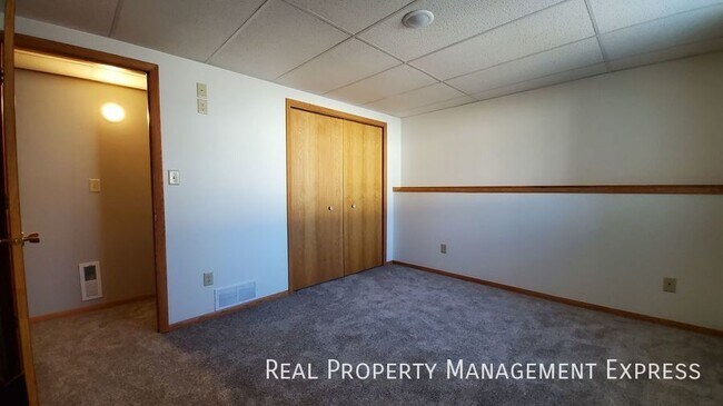 Building Photo - 3 Bed 3 Bath Home with 2 Stall Attached Ga...