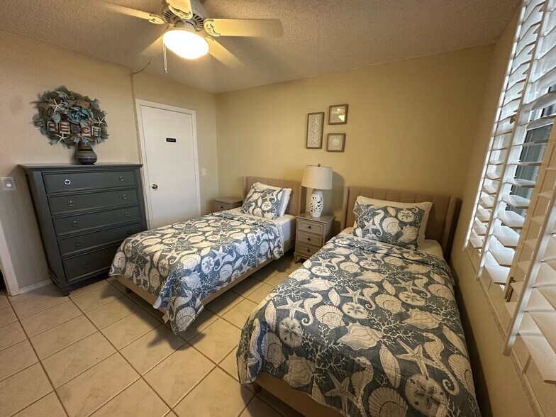 Building Photo - 9650 S Ocean Dr