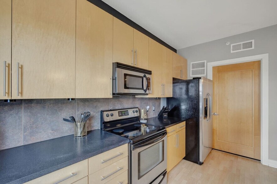 Building Photo - 400 Walnut St