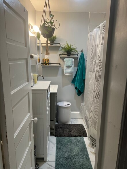 bathroom - 102 W 30th St