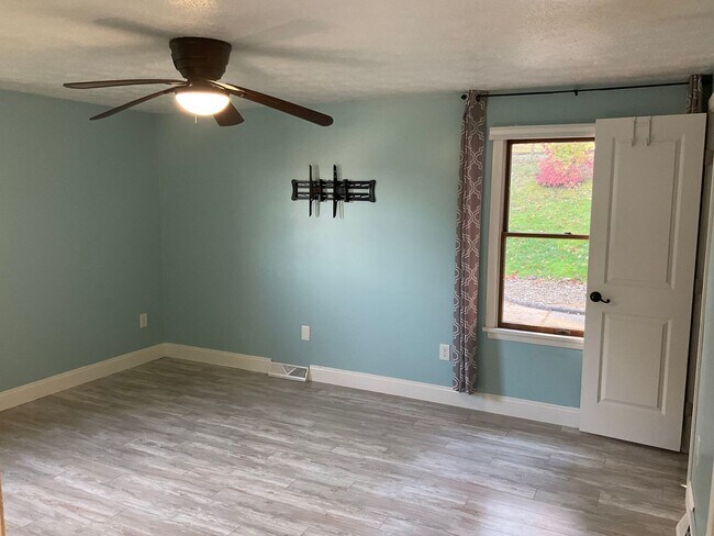 Building Photo - Spacious 3bed 3 bath Split-Level in Bethel Park – Updated Interiors & Private Backyard Oasis