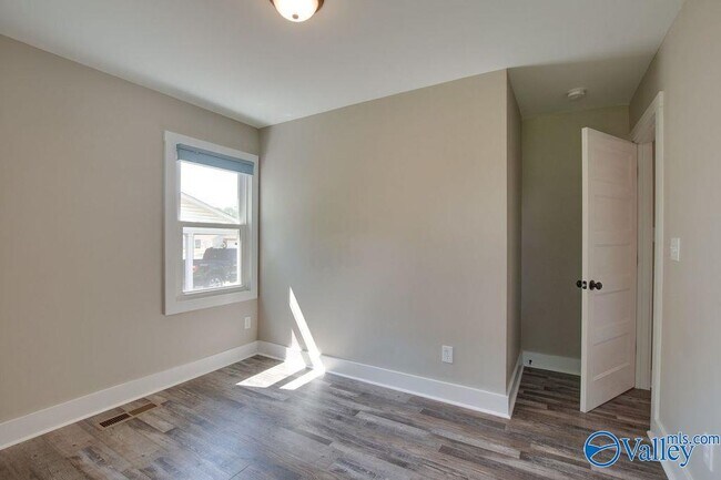 Building Photo - 213 Drake Ave SW