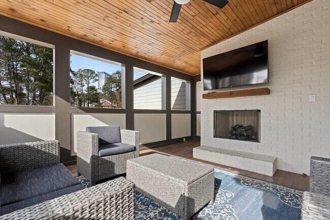 Building Photo - 971 Laurel Ct NE