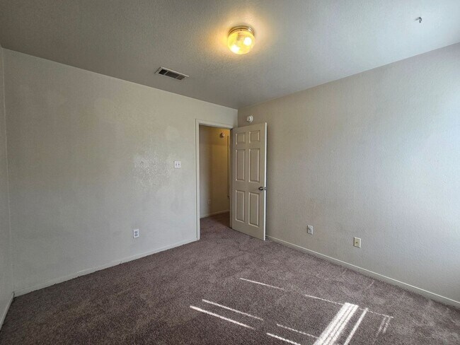 Building Photo - 2802 Lucille Dr