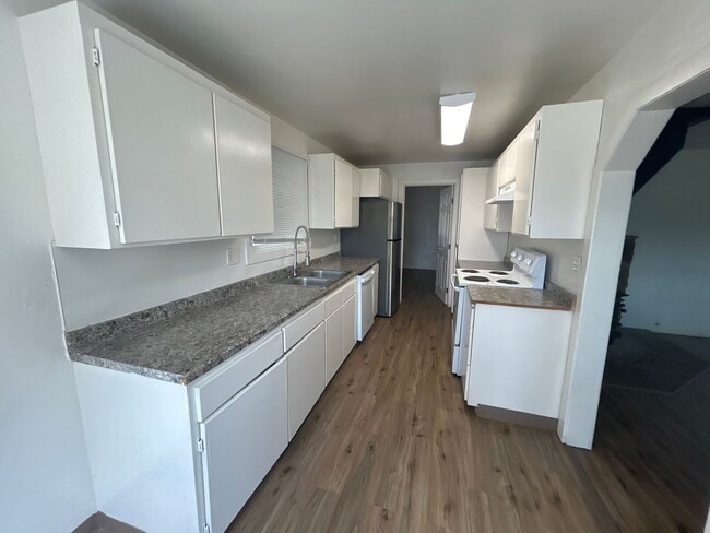 Building Photo - 2 Bedroom Home for Rent in Redding CA | Yard, Fireplace, Pet Friendly