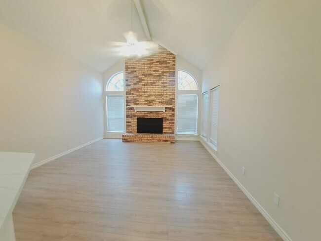 Building Photo - Beautiful 4/3/2 with Sparkling Pool!