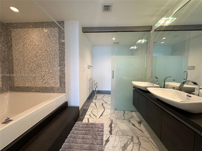 Building Photo - 200 Biscayne Blvd Way