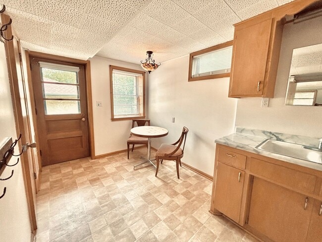 Building Photo - Quaint 1bed 1bath Lower Level Unit, With P...