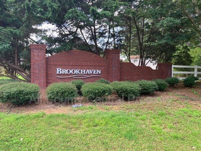 Building Photo - 710 Small Lake Dr