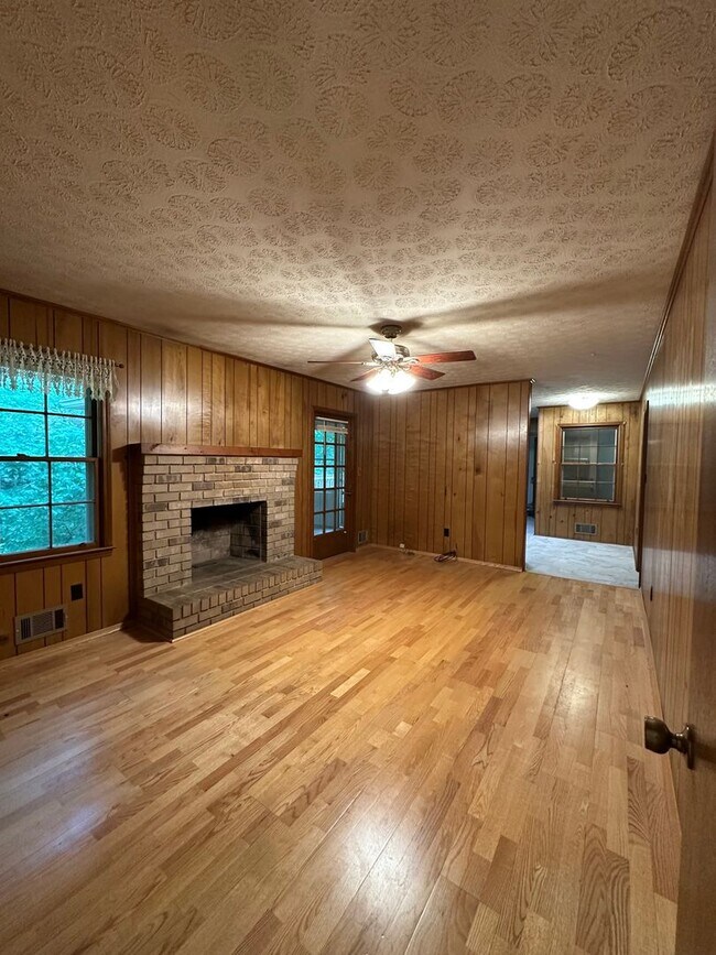 Building Photo - Available now,  3/2 with large unfinished basement, in University Heights