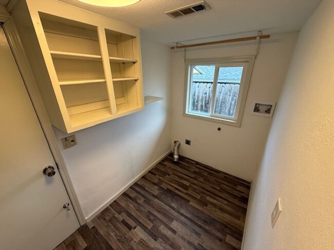 Building Photo - Spacious 3 Bedroom, 2 Bath home in Quality NB Neighborhood!