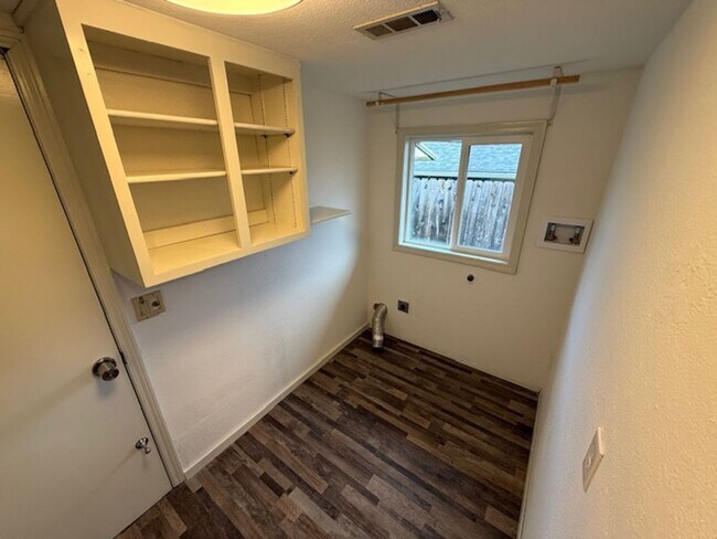 Building Photo - Spacious 3 Bedroom, 2 Bath home in Quality North Bend Neighborhood!