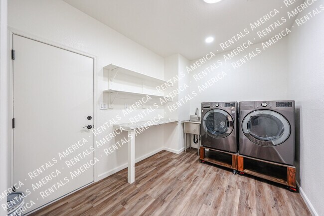 Building Photo - 4150 W Kent Dr