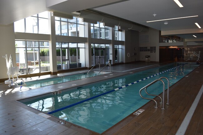Building Photo - Spacious Luxury One Bedroom - Insignia