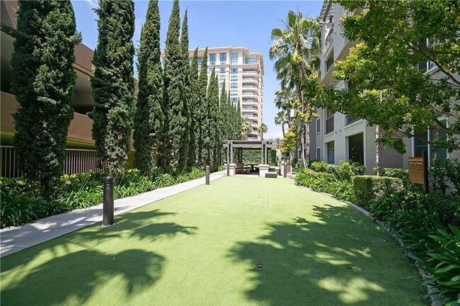 Building Photo - 2174 Scholarship